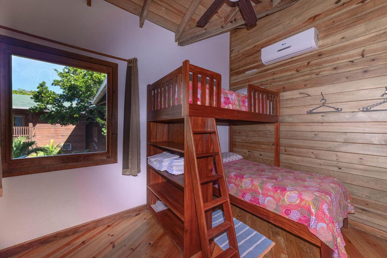 Cocolobo Resort West End Esterno foto