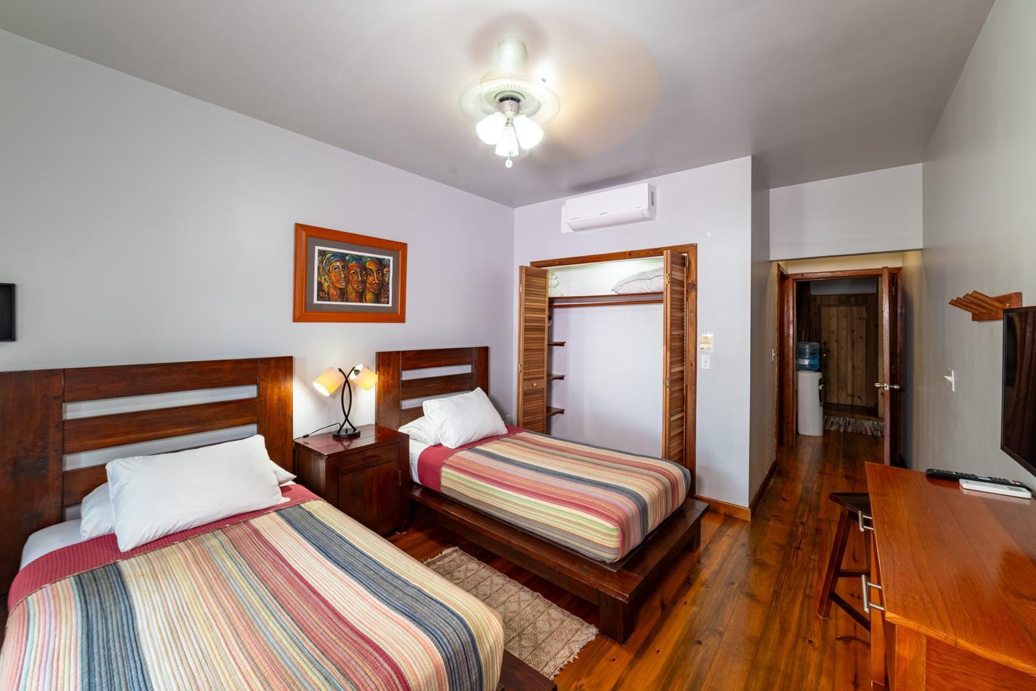 Cocolobo Resort West End Esterno foto